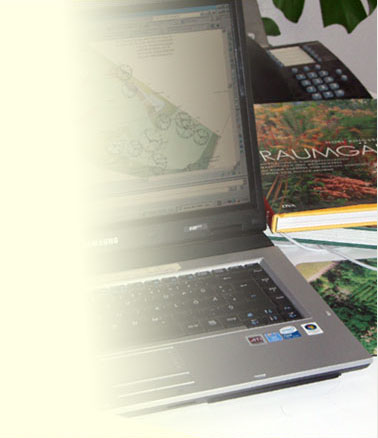 Foto vom Planerschreibtisch mit Rechner, Büchern und Telefon